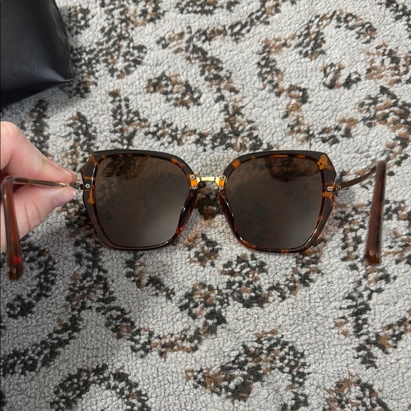 Tortoise Shell Sunglasses - Picture 4 of 4